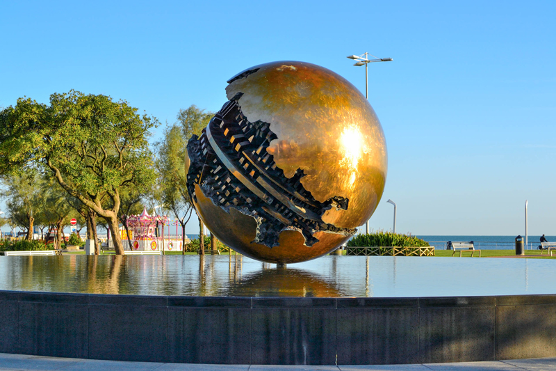 Sfera Grande - Arnaldo Pomodoro - Pesaro