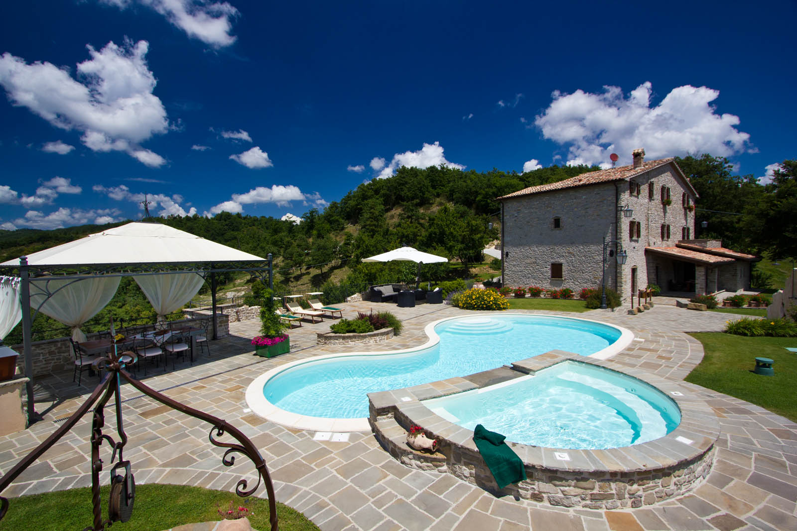 Marcheholiday exclusive rental holiday villas and apartments with pool